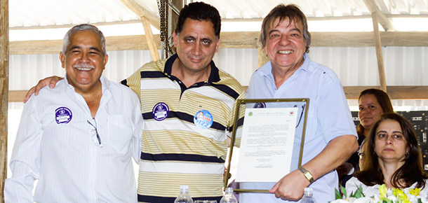 Vereador Roberval Sakai (ao centro) entrega homenagem ao Sintetel