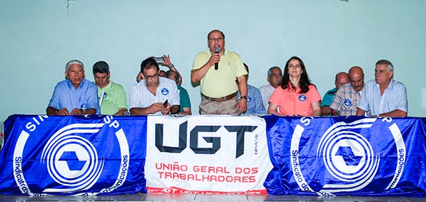 Nos discursos, os dirigentes sindicais lembraram a importncia do papel dos aposentados na eleies