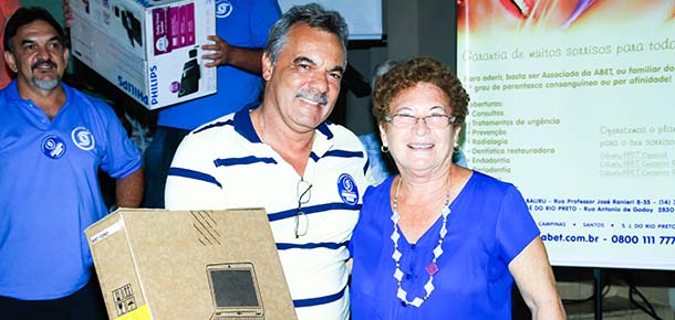 Sorteada, aposentada levou para casa um notebook