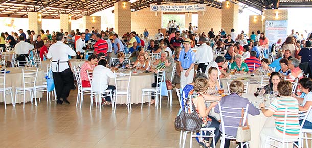 Comida e bebida ficaram  disposio dos convidados durante toda a festa