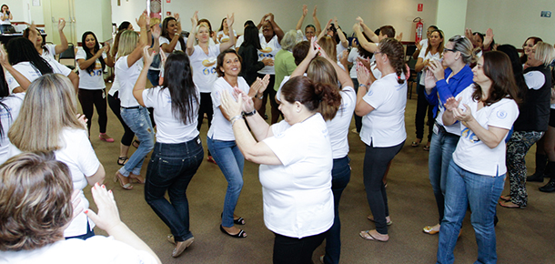 A psicloga Ester Sanson comandou atividades ldicas que estimularam as mulheres a se conhecerem e a confiarem mais em si mesmas