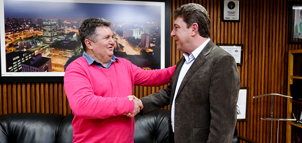 Mauro Cava, diretor regional, cumprimenta o prefeito de Santo Andr, Carlos Grana
