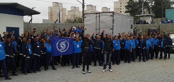 Trabalhadores da Icomon, em Itaquera, recebem boletim informativo do Sintetel.