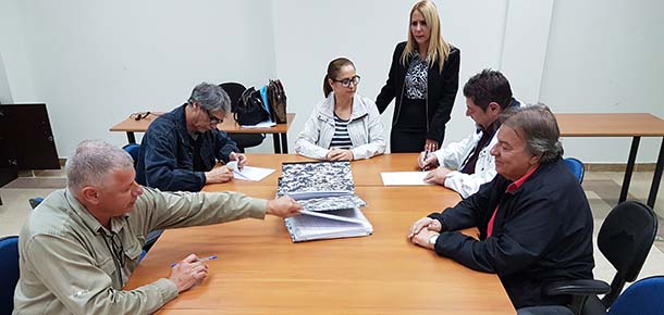 Comisso eleitoral analisa a documentao entregue e assina ata