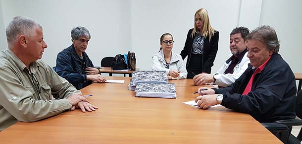 Comisso eleitoral analisa a documentao entregue e assina ata