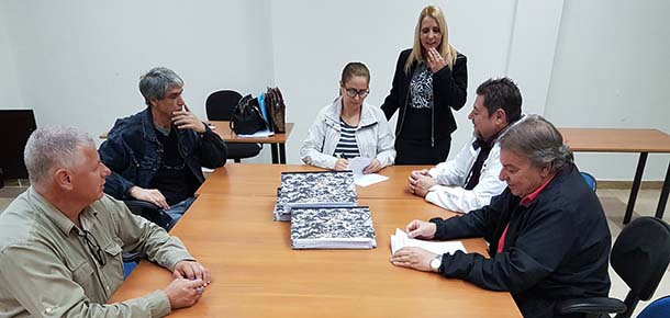 Comisso eleitoral analisa a documentao entregue e assina ata