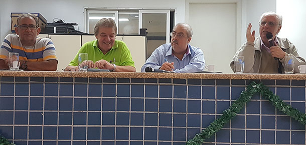 Jo�o Guilherme Vargas Netto, � direita, faz uma an�lise da conjuntura 