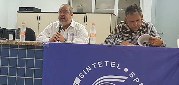 Almir Munhoz, presidente do Sintetel, conduz assembleia