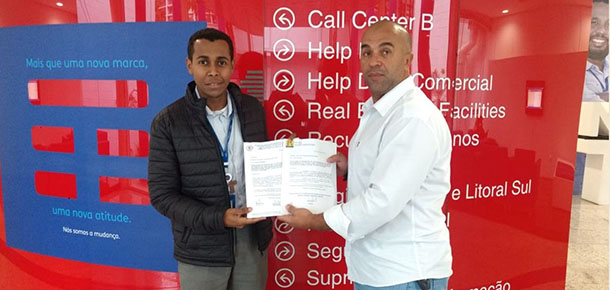 Daniel Batista do Nascimento, especialista em Recursos Humanos da Tim, recebe a Pauta de Reivindicaes do dirigente regional do Sintetel no ABC, Paulo Geraldo Xavier