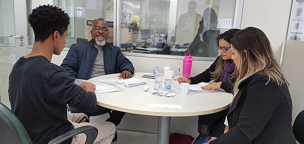 Candidato a vaga de emprego, Gilson dirigente do Sintetel e representantes do RH da Icomon