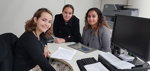 Representante do RH da Atento, Ang�lica dirigente do Sintetel e candidata a vaga de emprego