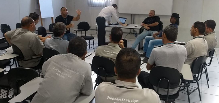 Dirigentes do Sintetel, Anderson, Eugnio e Alecssandro apresentaram  empresa as reclamaes dos trabalhadores