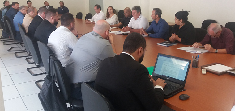 Dirigentes do Sintetel (direita) em negociao com representantes das empresas (esquerda)