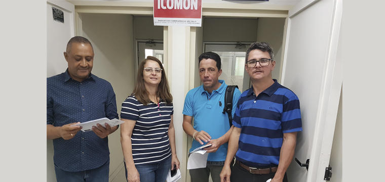 Representantes do Sintetel (esquerda) conversam com candidatos s vagas de telecom.